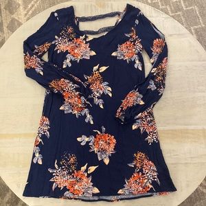 Women’s dress with open sleeves